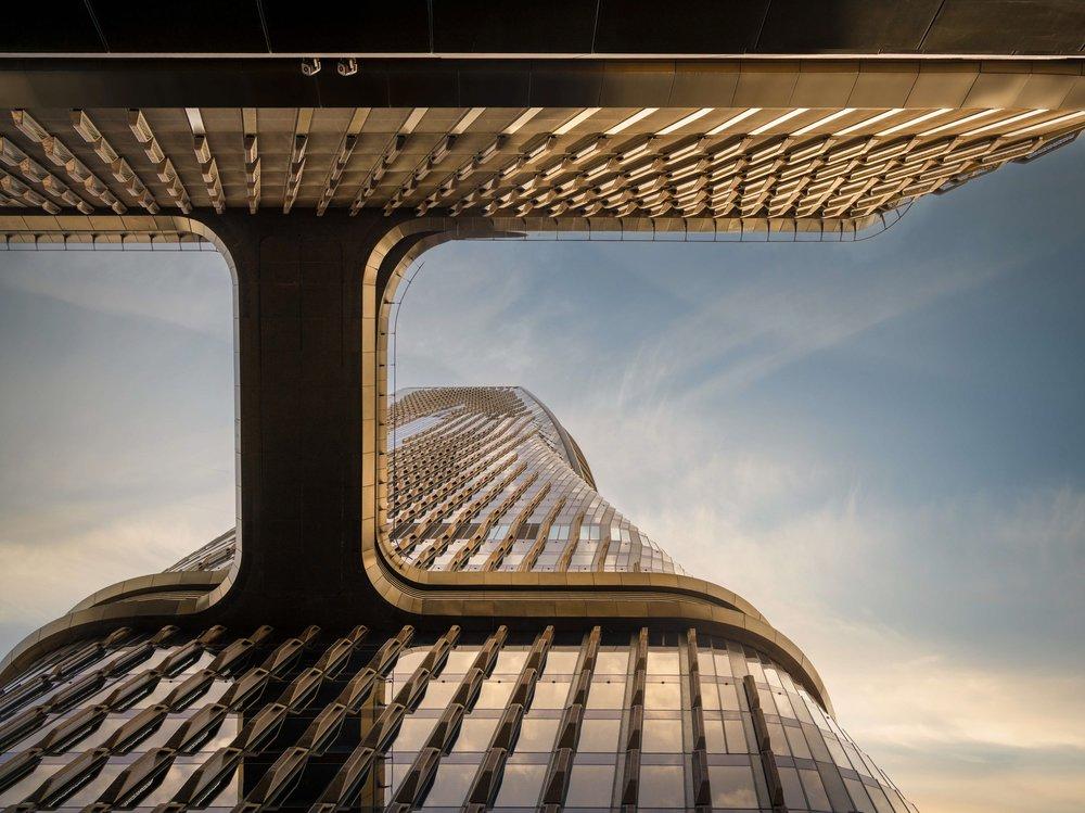 Architettura contemporanea vista dal basso, linee e vetro